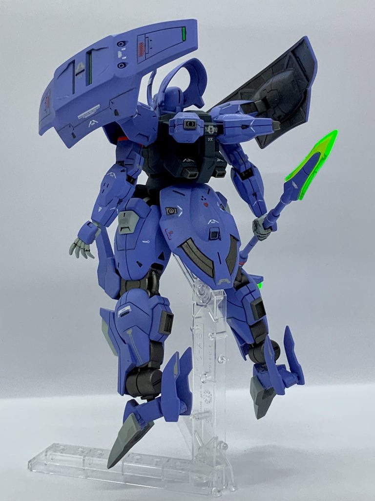 今回の目標はスジボリを増やしてみたり、市販パーツを使ってデティールアップに挑戦してみること。頭のバルカンをHIQパーツのガンマズルに置き換えたり、背中とふくらはぎのスラスターにWAVEのパーツを追加してみたりしました。