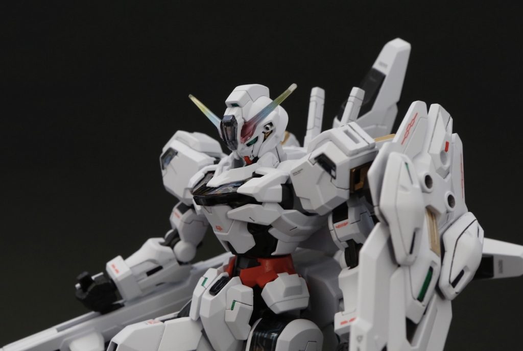 頭部バルカンは金属パーツに置き換え。カメラアイはレジンで盛り気味に。デカールはエアリアル／ルブリスのをメインに家にあるものを使用。肩にオックスアースのロゴを入れてるけど、この写真だと解像できない…。