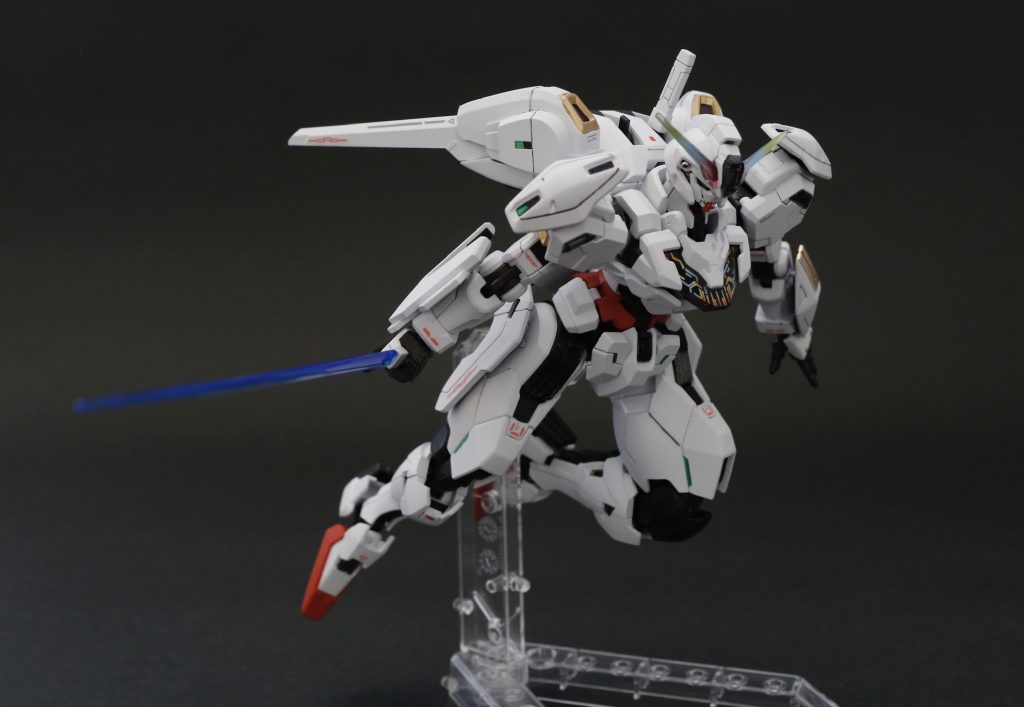 ビットオンでビームサーベル。細かくグリーンメタリックのアクセントやレッドチップを足しましたが、もっとやってもよかったかも。同梱の簡易スタンドは角度も付けられてプレイバリュー高いです。