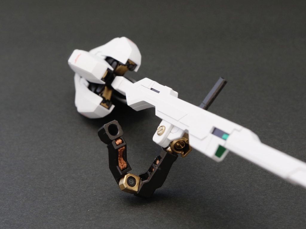 バリアブルロッドライフルの接続パーツは肉抜き穴が激しめ。ハンダを吸う金属メッシュを仕込んでみたけど思ったほど決まらなかった。ジョイント部はリベットモールドや金色に変えることでアクセントを追加してます。