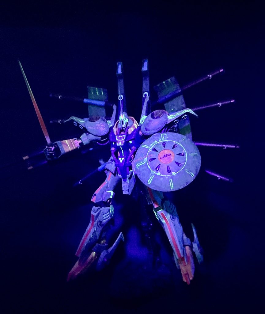 普通にグレーやブラウンで墨入れした上にさらに蛍光塗料（今回はイエロー）で墨入れする事で、ブラックライトにスジボリが反応するようにしてみました