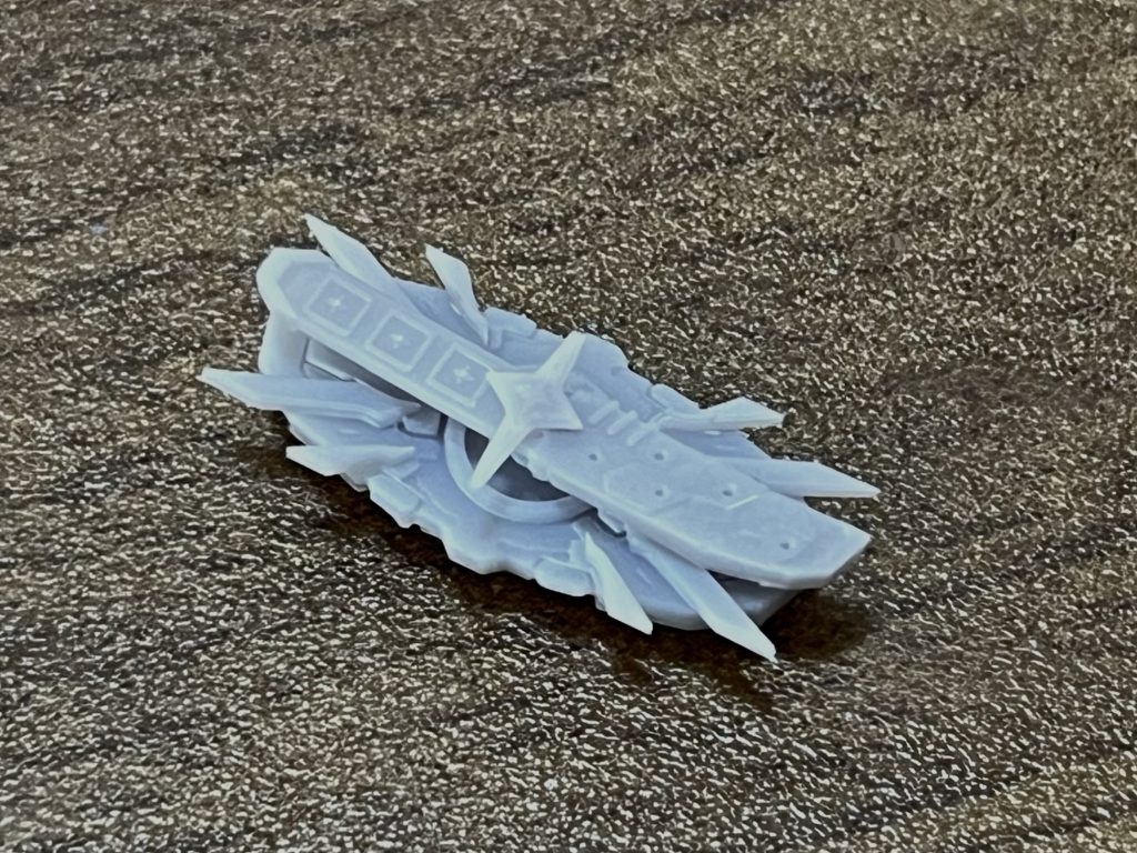 3Dプリンターで出力したブジンソードバックルです塗り分けのことも考えて、鞘部分とバックル本体の2パーツに分けて出力しています