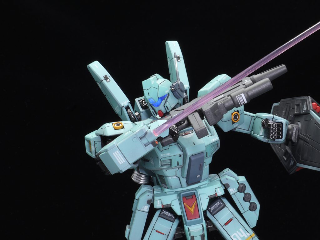 アレンジとして本体に胸部センサーとボックスビームサーベルを追加。ライフル銃身下部にグレネードランチャーを追加してます。