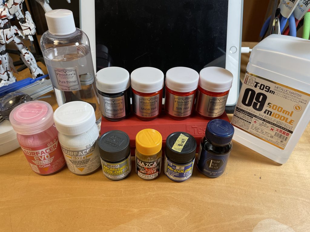 今回使用した塗料の一部やはりサフは大事だと感じましたフィニッシャーズカラーの各色塗料を、もっと使いこなしたいなあと思いました特に赤系の色…今回も最後までご覧いただきありがとうございます来年初めに公開されるSEEDの映画が盛り上がっている中、たまたま手に入ったプロヴィデンスガンダムを作成できて良かった良かったw僕はあまり流行りに乗らないタイプのようでしてw今まで作ってきた作品たちも、自分が作りたいから今のタイミングで作ったんです的なスタンスでやってきていますので、今回は波に乗れている感が強く、少しはウケが良いかな？と期待しています（なんてゲスな)いつもお世話になっている模型店に展示したいところですが、明日から一週間ほど県内北方の展示会に出す予定でいるので、その後持ち込もうかと思っていますどこの模型店か　それは秘密（模型店ではないかも)