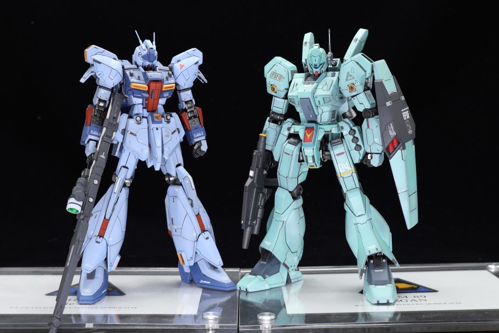 過去作のリガズィと並べてみました。過去作と並べても違和感ないくらいの情報量をいれつつ、量産機としてのシンプルさを出すのに苦労しました(^-^)