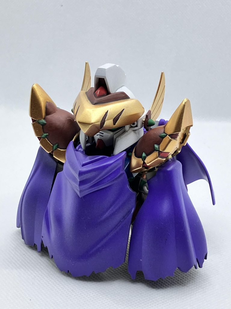 マントを羽織り　4人の騎士を探す旅をしている