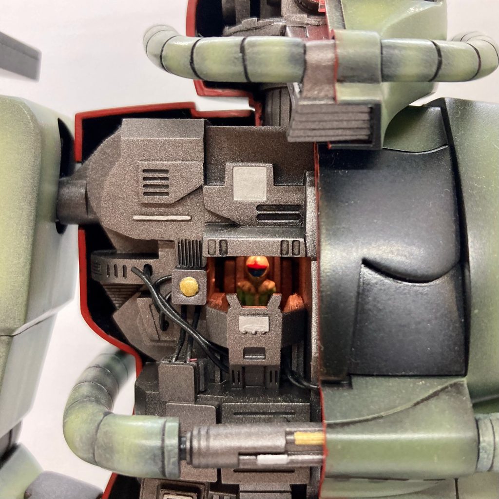 そうそう！ これはシャア専用ザクを緑に塗ったものですが、キットにはちゃんと一般兵のパイロットも付いてました。後々、量産型も出すつもりだったのかもしれませんね🤔