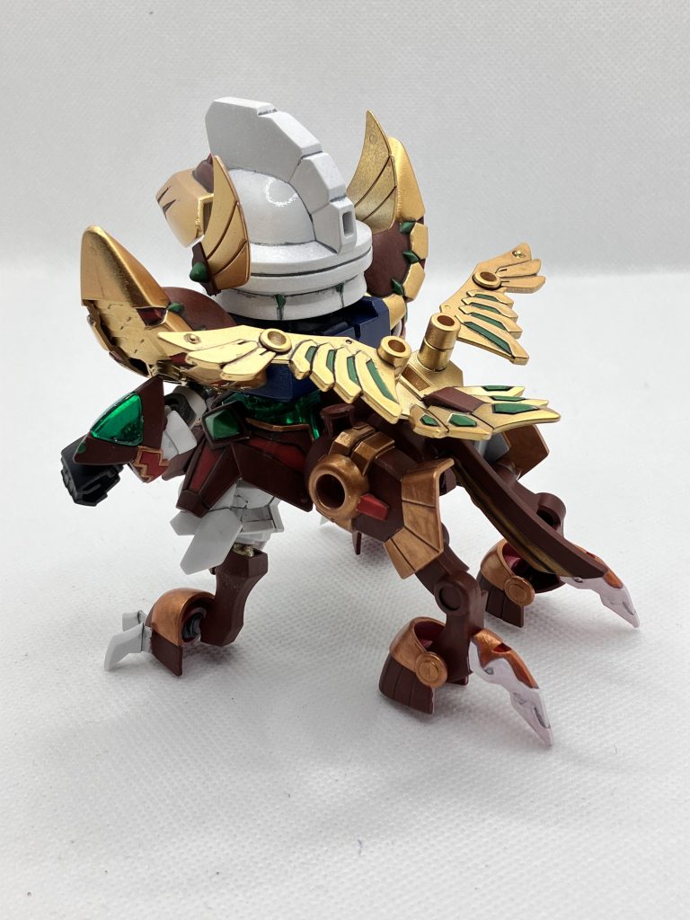 黄金の翼で空を、強靭な脚で地を駆ける