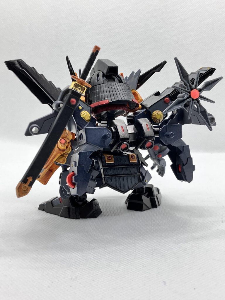 しかし 何処からか声が聞こえこの亡霊の鎧を身に纏い息を吹き返す