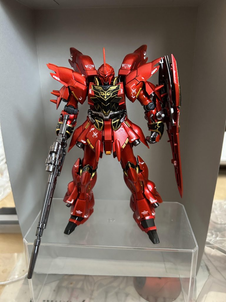 デカールは出来るだけRGに似せるように手持ちのものをいろいろ貼り付けていきました。