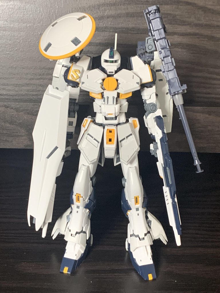 正面。ザクをモチーフにする際、1機目のオリガンにパイプをつけていたので逆にこちらはパイプ無しにしたり、マッシブでヒロイックな見た目の主役機に対し、細身で少し歪で不気味な機体をイメージをしながら制作していきました。ザクをモチーフにすると考えた時に「それはアリなのだろうか」と少し不安になりましたが、ダブルゼータのゼータザクを思い出し勇気づけられたりなんやかんやしてる内、結果的にモビルスーツ形態は自分的にかなり満足いく形となりました。悪役機を募集してるとのことで恐縮ですが公開させていただきました。拙作ですが観てくださりありがとうございます。（以下余談となります）