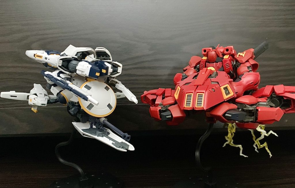 右が変形状態。なんとなくジオンのモビルアーマーっぽいのと、背面含めどこから見ても顔と拳が見えなくできたのが気に入ってます。（余談ですが左はライバル機体の飛行形態です。正直こちらの飛行形態はあまり上手くいかなかったと感じます）