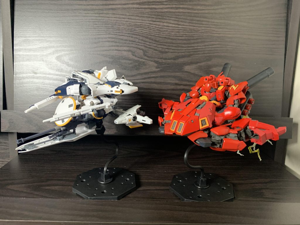 左がザクセインの飛行形態となります。武器込みで完全変形ですが正直足回りの変形が少し苦しいと感じてます。顔は隠せましたが拳はそのまま武器を握らせているのでそこも反省点です。飛行形態そのもののフォルムは気に入ってます。