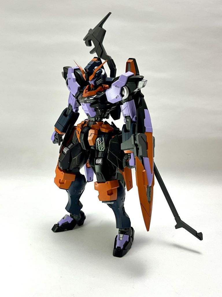 全体のシルエットはこんな感じです。MGデスサイズ(EW)と組み合わせていますが、元々小柄な機体ということもあり、意外と違和感無いですね。個人的に水星キットは太腿から下が短いので、ガンダムフレームと組み合わせるとちょうど良い気がします。