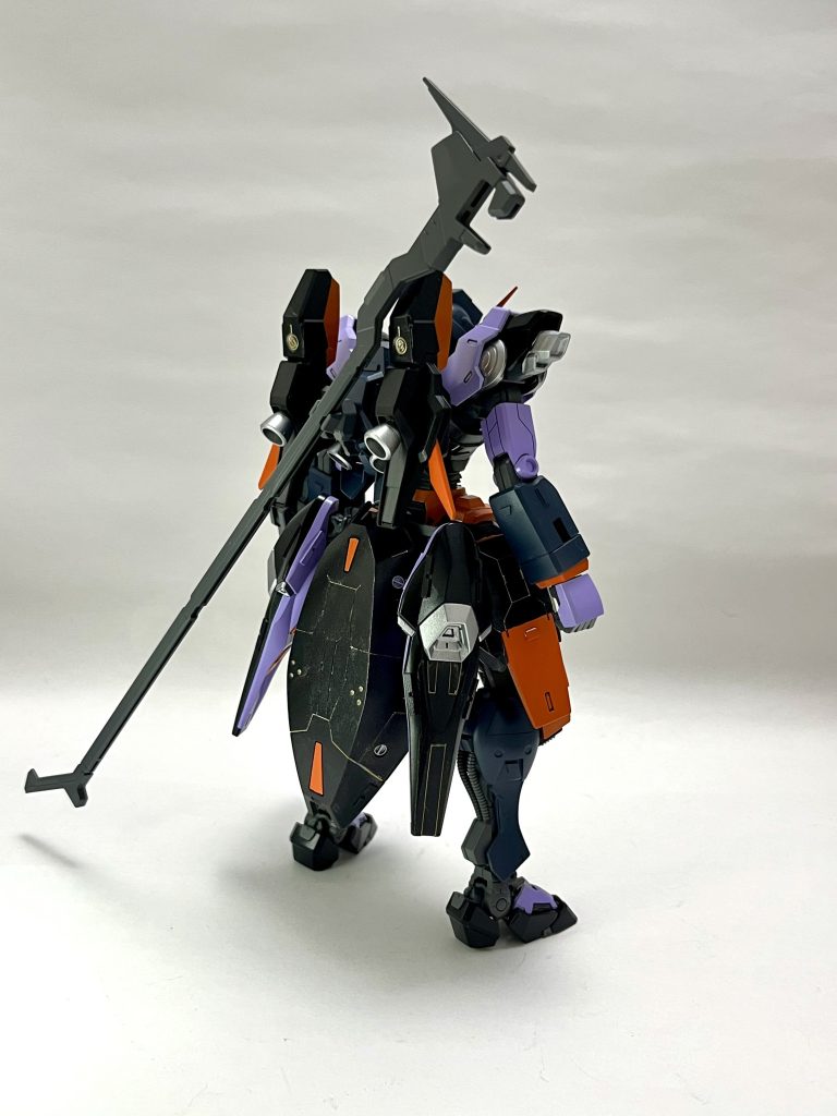 後ろはこんな感じです。腰はガンプラだけでなく、アメインゴーストのパーツなども使用しています。ちなみにカラーリングはテキトーに考えました。