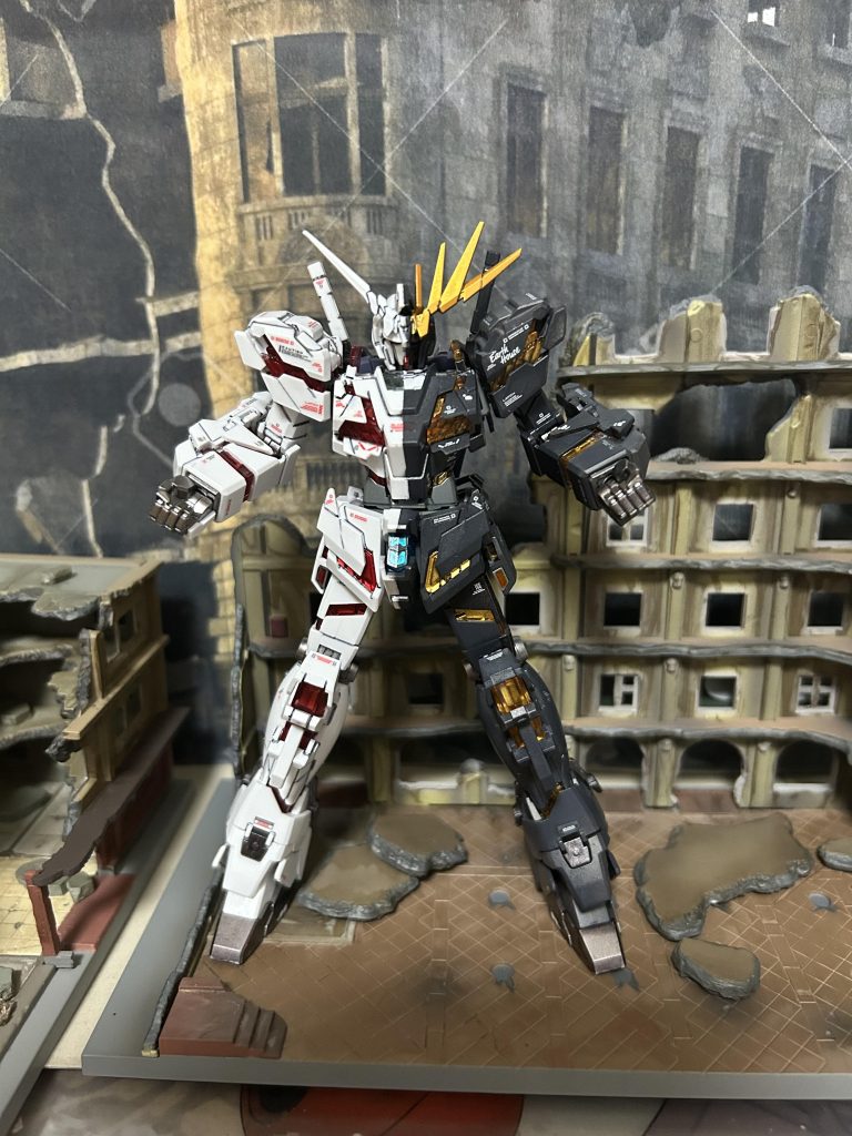 デカールはRGユニコーンの説明書を参考に出来るだけ似てるやつを左右対称に貼っていきました。