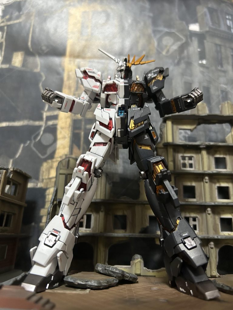 デストロイモード時の赤やオレンジ部分も透明クリアパーツでしたのでパーツの内側から色付けしました。