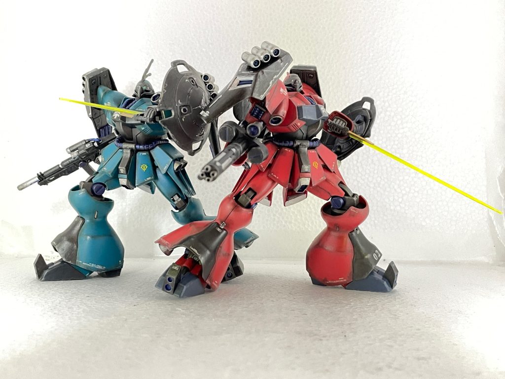 2体とも、武装関係はつや消しブラック＆赤鉄色で塗り、黄色や白色の部分を赤鉄色で統一、ギュネイとクエスでは成り立たなかったコンビ感がマシマシになった気がします。このツープラトン攻撃ならアムロも苦戦しそうな…という妄想仕上がりです。