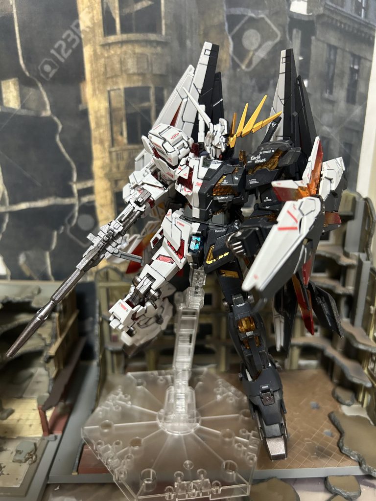 盾やバックパックのクリアパーツは内側オレンジ(バンシィ)、外側赤(ユニコーン)で塗りました。