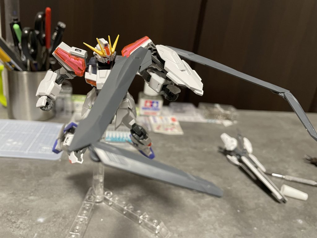 バックパックに搭載されているブレードドラグーンはシールド基部に装着して、ドラグーンクローとして使用可能。