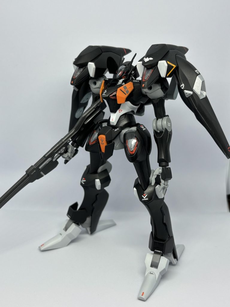 本体のプロポーションは弄らず塗装とデカールを貼った以外はシンプルに仕上げています。肩のみ、フレーム丸出しに違和感があったため、1部装甲色に変更しています。