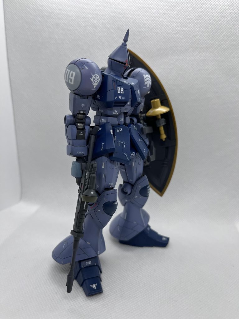 設定です。本機は統合整備計画やオデッサの攻防戦で有名なマ大佐の乗機として有名である。生産機は3機とされているが、当機はその予備機として生産数には計上されていない。またゲルググの装備品を共用できるかの試験にも供されたというメーカーの関係の証言を得ている。パイロットはマ大佐と親交のあった(*´ω`*)大佐である。彼は統合整備計画の推進派としても知られ、軍需部時代には同計画に沿わない機体の採用を多数見送ったことで知られている。開戦時には突撃機動軍に所属していたとされているが、階級的にも高位の彼がなぜこの機体に搭乗していたかはよく分かっていない。