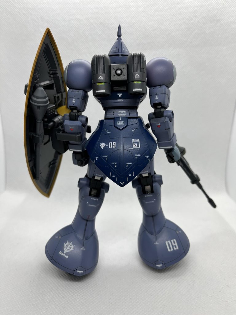 背後から。バトオペを参考にスジ彫りを施しました。特にリアスカートは面積が広く、スジ彫りのし甲斐がありました。カラーリングは設定のイメージを崩さない程度に暗めを選びました。ビームサーベルとシュツルムファウストをシールドにマウントできます。