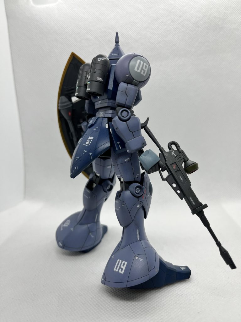 右後方より。近接戦闘で有名な本機ですが、ジェネレータ出力的にビームライフルを使用することも十分可能であろうということで装備させてみました。射撃戦となると、当然被弾することもあるだろうということで、より防御力の高いであろう(爆発物を内蔵していない)ゲルググ用のゲンゴロウシールドを装備させてみましまた。簡単な改造で元のシールド接続部と組み合わせることができます。