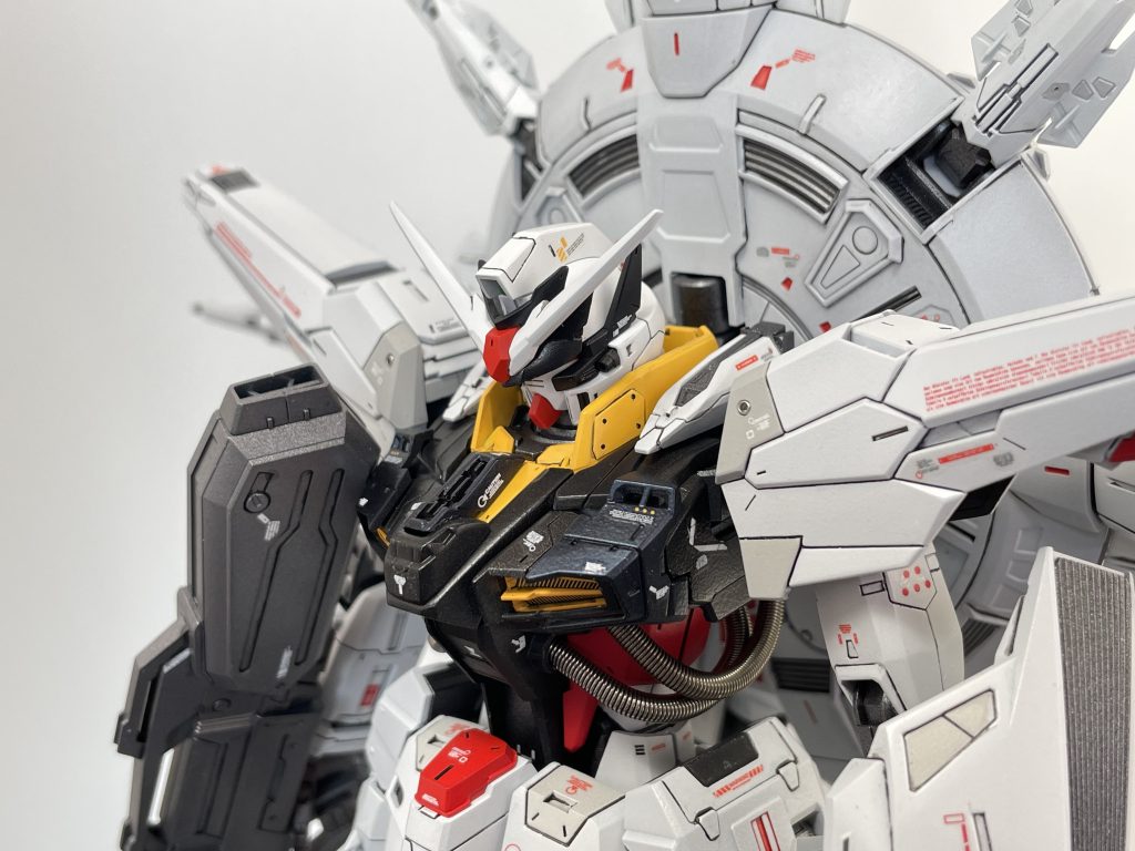 胸腹部特に手を入れたお気に入りの箇所が胸部と腹部です頭部は、デザイン的にもバランス的にも手を加える必要がない感じですが、ヒサシ部分が平行に突き出ていて、まるで野球帽をかぶっているかのような印象このままでは悪役の目つきとは言えない　ので、若干ヒサシが目を隠すように取付角度を変更 肩部パーツの、MMI-GAU2ピクウス76mm近接防御用機関砲を、よりシャープな印象にするべく、パーツごと変更胸部ダクトのパーツを、ジャンクから見つけたパーツを取り付けミキシング量子通信ケーブルとエネルギーケーブルについては、本数が2本ほど少ないけど気にしないでくださいw  ゴム製パーツの塗装に失敗して、パイプパーツに変更腹部で3mm延長した結果、胴が長く感じられましたが、ケーブルの存在のお陰でバランスが良くなっている感じですね（良い解釈)その他、胸部上面及び襟にプラ板などでディテール追加しました