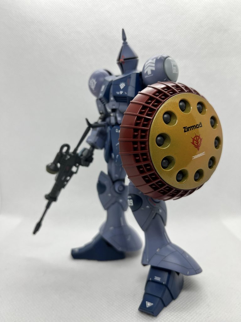 左側前方より、ギャンシールドも作製してみました。イエローに、少量のデザートイエローとゴールドを混ぜて調色しました。トップコートもツヤ有りで仕上げています。しかしシールドに多量の爆発物ってヤバいですよね:(;゙゚'ω゚'):モノアイの基部は100均の金具を切断して使用しました。