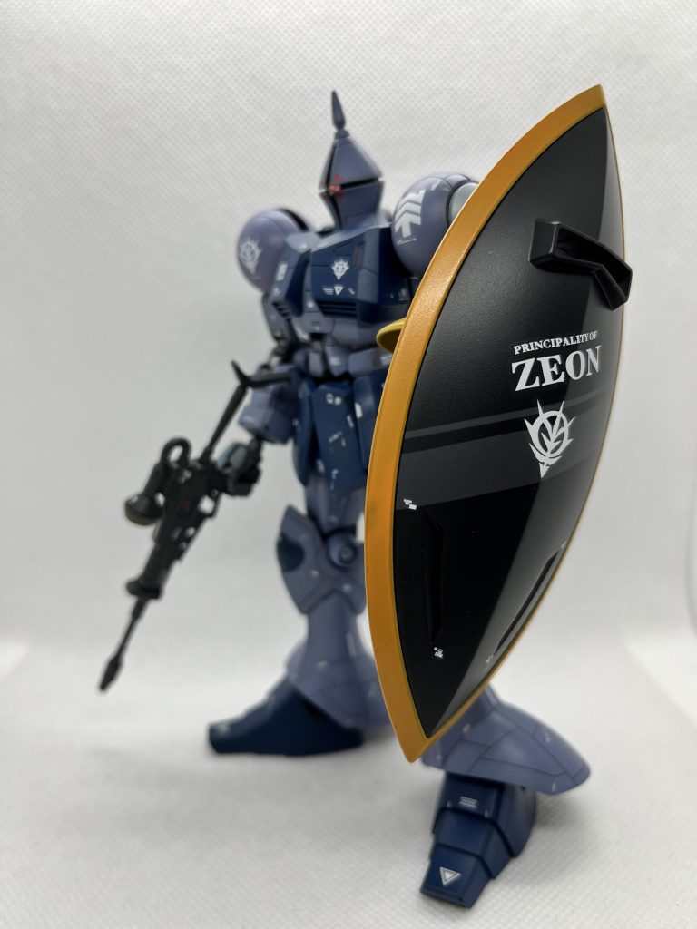 ↑と同じアングルで、ゲルググシールドを装備させてみました、意外としっくりきます。少しの改造でギャンシールドの接続具とフィットします。こちらはグレーのラインを施し、ツヤ消し仕上げです。デカールは特にシリーズにこだわるでなく、好きなものをペタペタ。色味だけは白で統一してます。