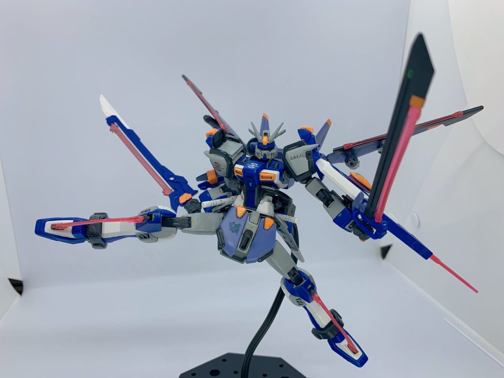 という訳で念願のグラディエイターガンダムでした。昔の私、見てるか。ノートに書いた落書きからちゃんと近接多刀流で闘うコンセプトは変わらずミキシングで具現化したからな。さ、ほぼ色変えだけだけど近いうちにD.D.S.も上がります。わざわざストライカーシステム付けられる胴体にしたのには訳がある。ここまで閲覧頂きありがとうございました!