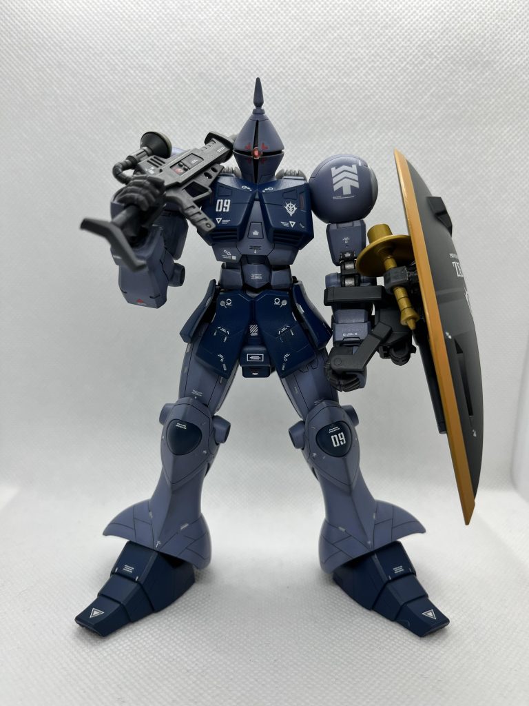 正面から。今年度は仕事がとても忙しく、やっと完成しました。もうすぐ年末ですが、今年度としては一作目です。基本工作は夏前には終わっていたのですが、とにかく忙しく、放置しておりました。ようやく時間ができたので、洗浄をしたところ妖怪「パーツ隠し」に胴体装甲の一部を隠され、やむなくメルカリで上半身を購入、やっと塗装が終わり、最後にトップコートをと思ったら今度はトップコートをどこかに片付けられ…今まで缶のトップコートしか使用したことがなかったのですが、意を決してエアブラシでツヤ消しクリアを吹くことに。結局満足がいかず、家のを捜索し、何故か下駄箱より缶入りトップコートを発見し、完成となりまし。