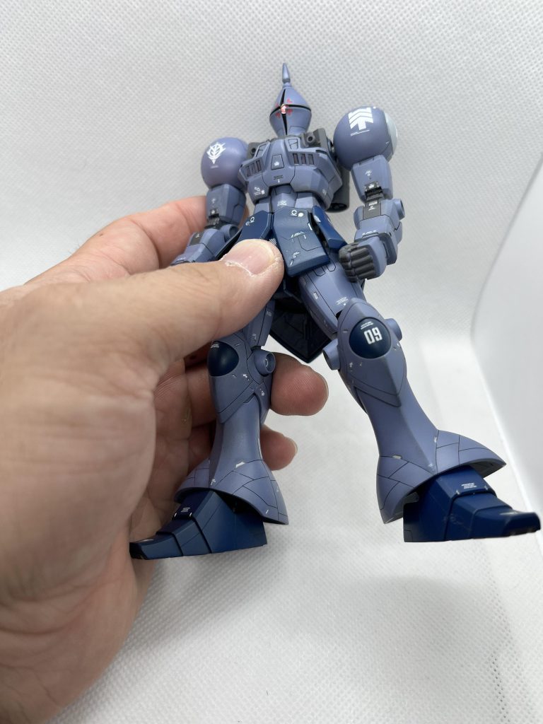 こにらは上半身のアーマーを脱ぎ捨てたギャンです。つまり裸のギャン!ということはこれを持つ私は「裸のギャンを持つ男」ですね。すみません、どうしてもこれを言いたいんです。家では誰もこのネタを知らないもので。