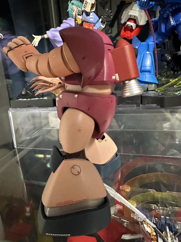 サフを吹かずに塗装したのでシャアピンクがかなり色発色が悪い。