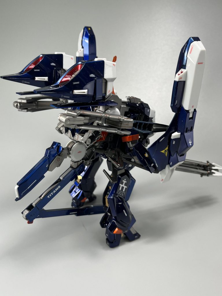 内部メカ部分はスーパーアイアン2を使用、関節や一部のパーツはGXレッドゴールドで塗り分けて、つや消しで仕上げてます。