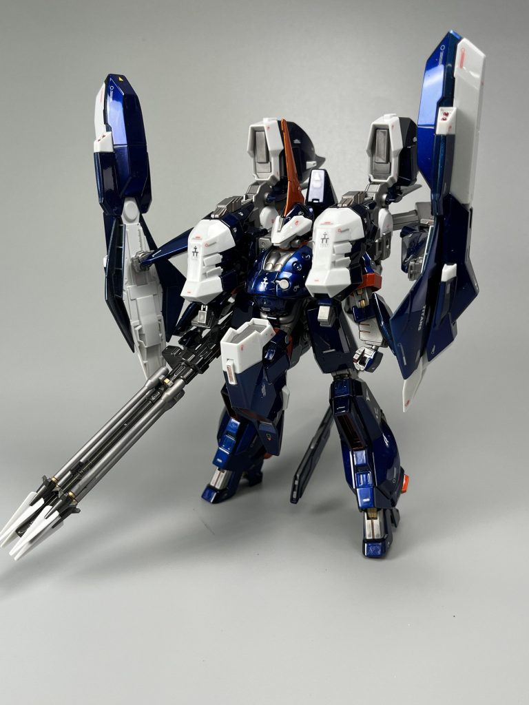 デカールはガンダムデカールと他HGキットのT3部隊系の余り物を適当に使用。あとはスーパークリア3を吹いてはヤスリがけ吹いてはヤスリがけの繰り返しでフィニッシュしてます。