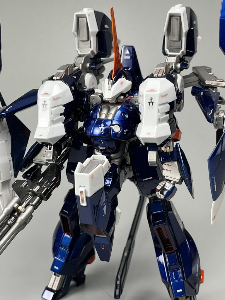 HGバーザムがリリースされた時から「この子、メタリック似合うんじゃね？」と考えており、アクア・ハンブラビ I Iが発売されたタイミングで「これはキャンディ塗装いけるかも！」となり、キャンディ+マットメタリックの組み合わせで仕上げてみました。