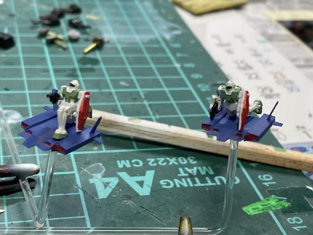 何ちゃってジムⅡ達は、ポージングを変えております。塗装が荒々しいですが、これが限界です(泣)