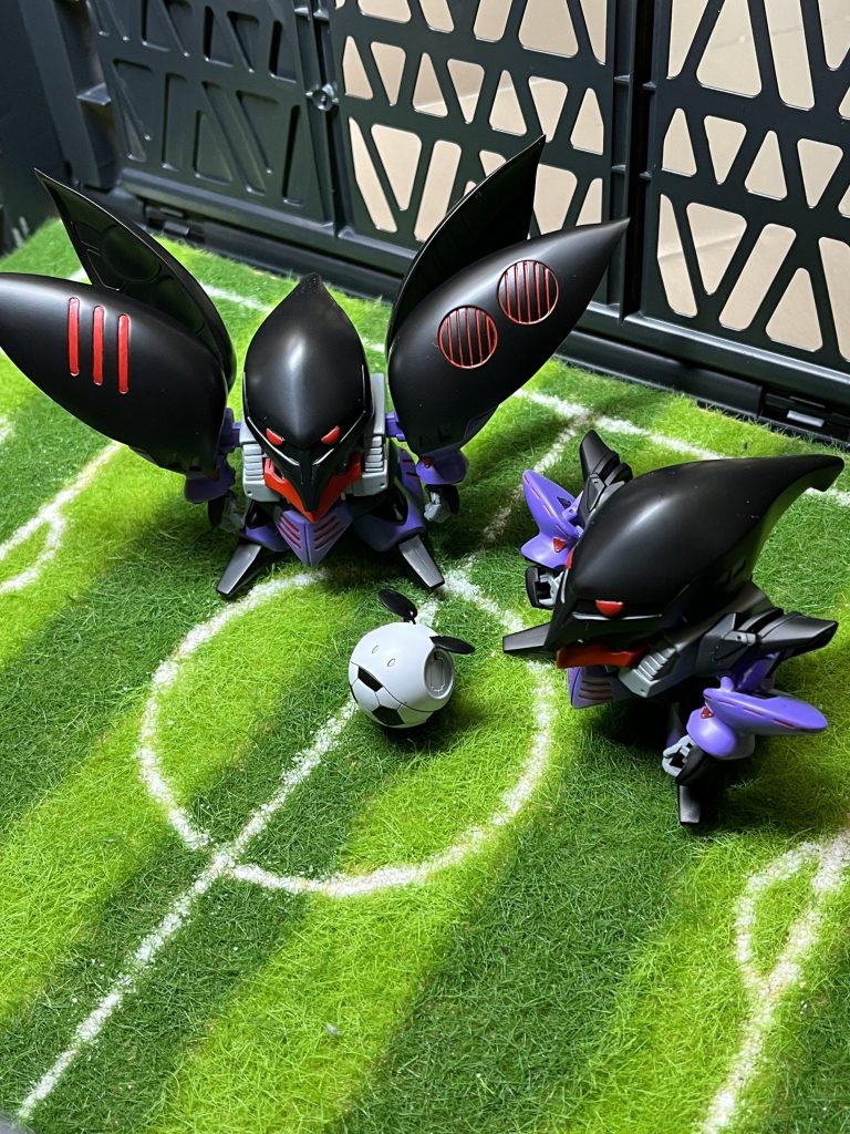 スレッタちゃんに付属していますハロをサッカーボールに見立て、スジボリをしました!