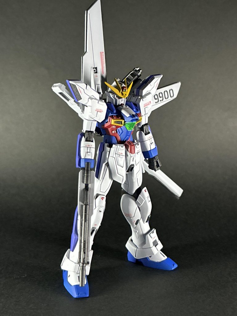 斜め前から全身にちょこちょこっとプラ板を追加しています。本体の装甲に上手く被せる形にできたものもあれば、完成してみてここいらないなって思うところもあるように、かなり難しいです...