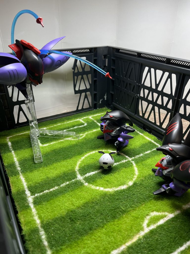 小学校帰りの娘が、グラウンドでサッカーをしているお兄ちゃんを見つけ、ファンネル展開で嬉しさアピール!笑