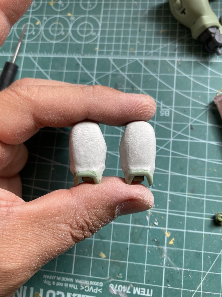 太ももです😌  キットはなんか細いんですよ。それで全てのバランスがおかしくなっちゃってる気がするんですよね。パテを盛り盛りしてガッツリ太くしてあります。ほら昔から言うじゃないですか“女性とザクは太めのほうがいい！”って😆