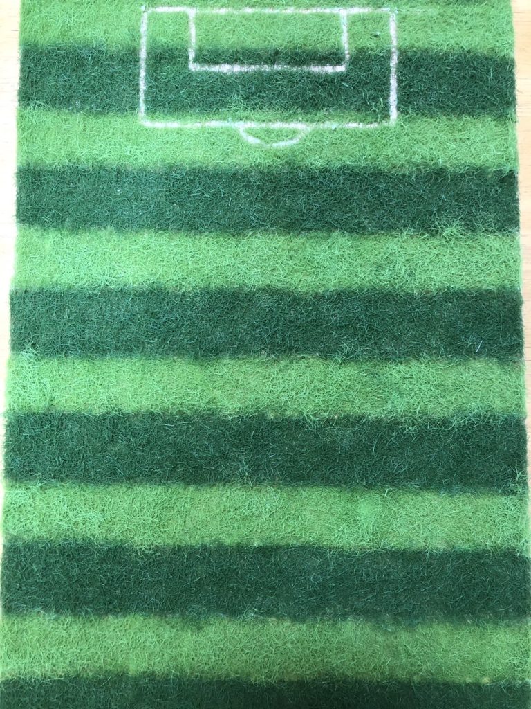 ボンドで二色のジオラマ用芝をペタペタと!