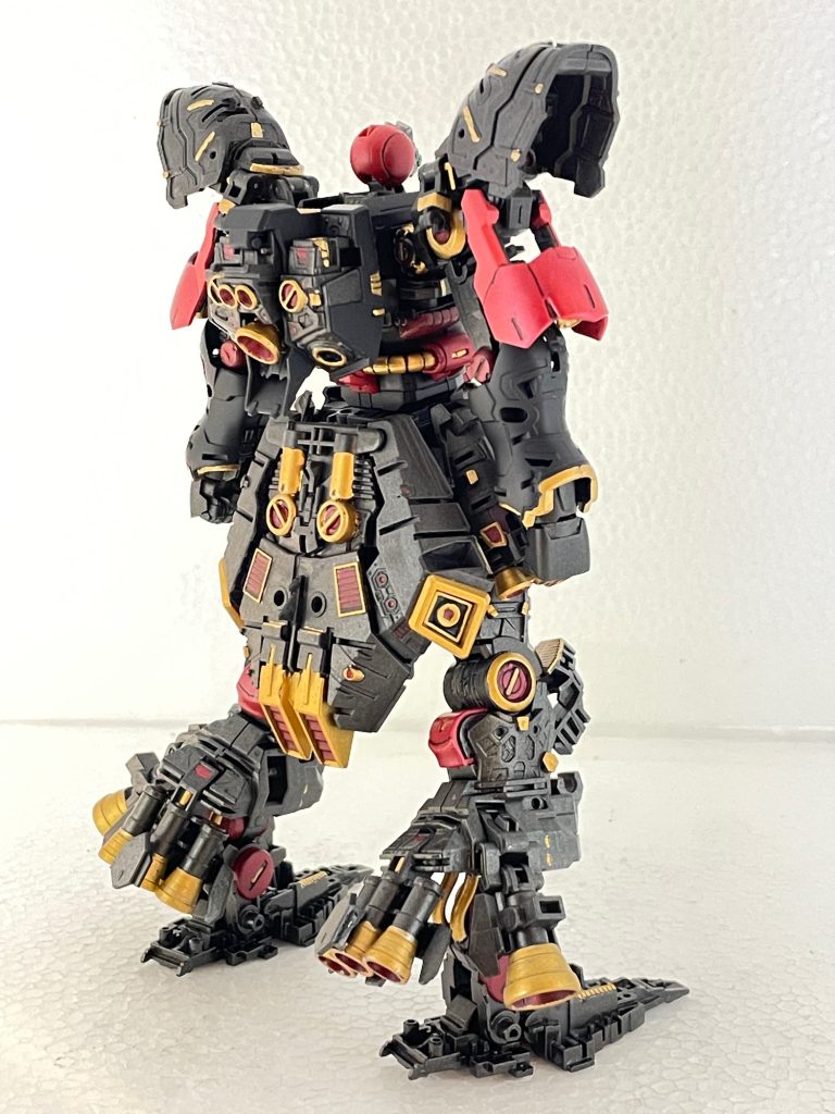 内部フレーム仕上げ。赤鉄色、ゴールド、メタリックレッド筆塗り&つや消しトップコート。関節部は塗装とトップコートでガチガチなのでシリコンオイルスプレーで柔軟に動くようにしました。外装材を付けたらもう二度と見られない姿です。