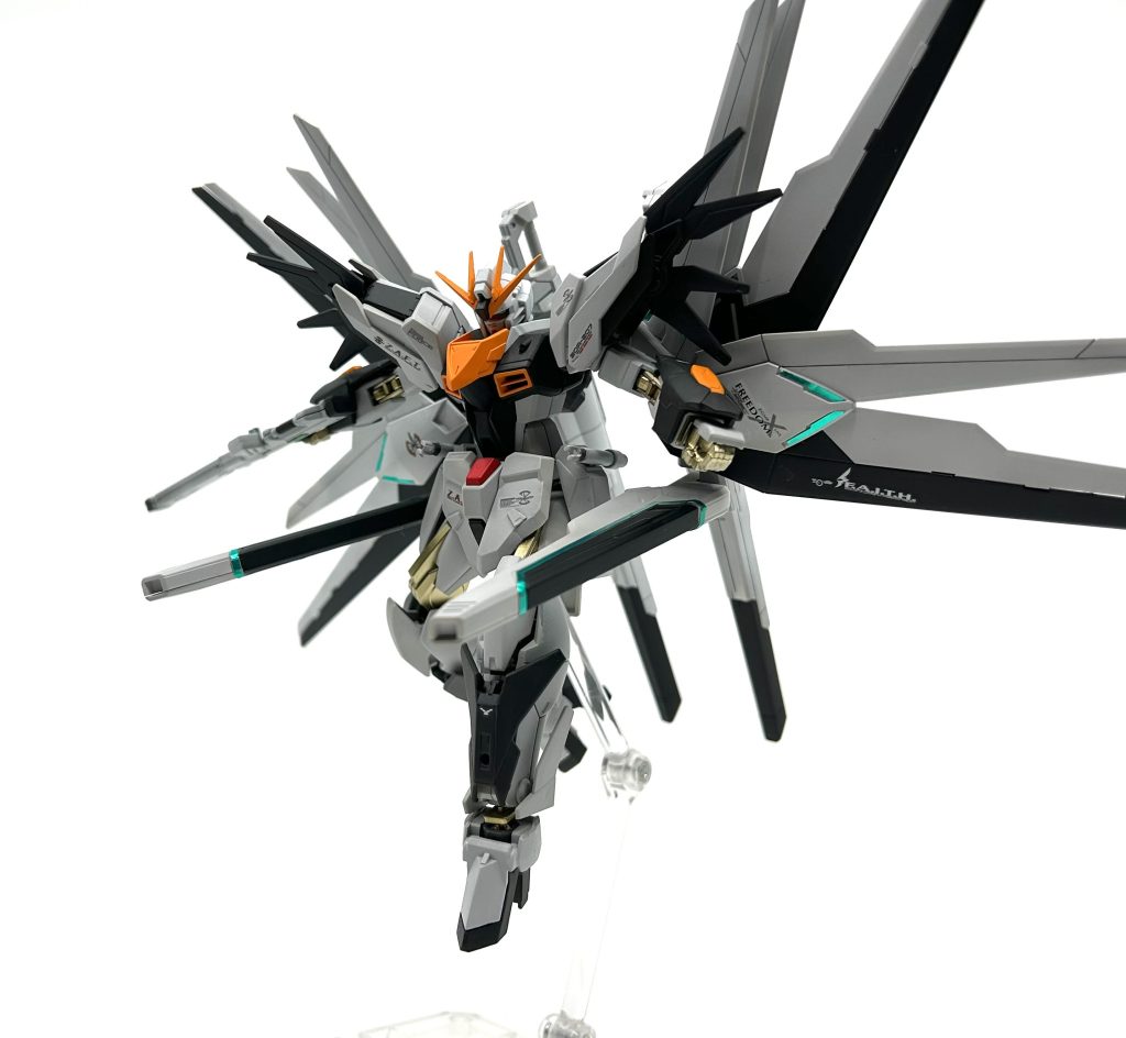 バラエーナプラズマビーム砲。翼の向きが逆転したことで腰部から撃つように変更されているが、その折り紙つきな威力は据え置きである。