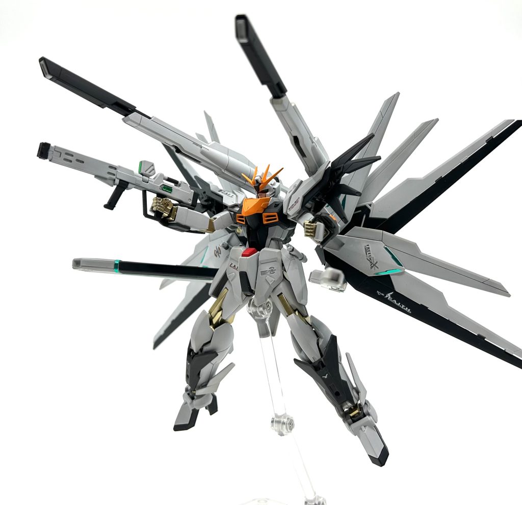 キリエ・フルバースト。本機最大の必殺技にして、大艦隊すらも灰燼に帰せしめる、全訪問を最大出力で解放した一撃。