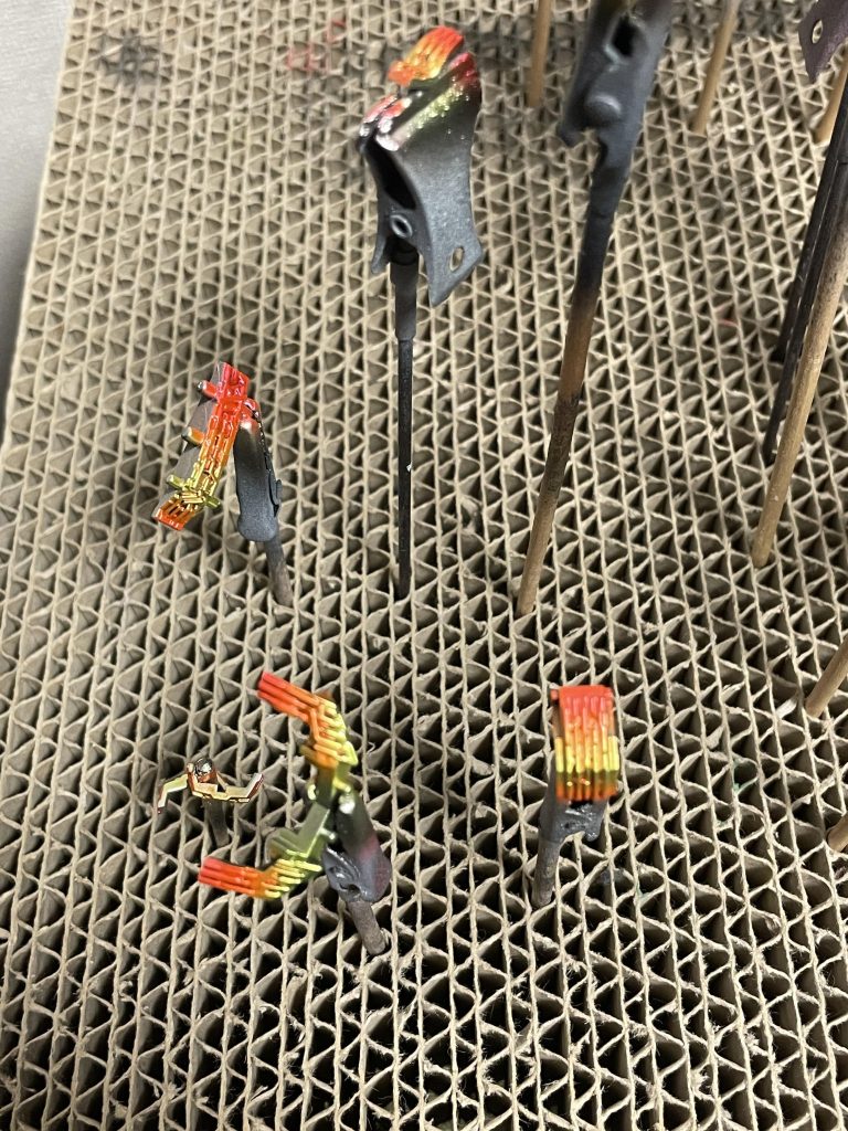 クリアグレーのカバーの中はこんな感じできればクリアグレーでなく普通のクリアにして欲しかったですHgエアリアルのシールみたいに塗装してみました