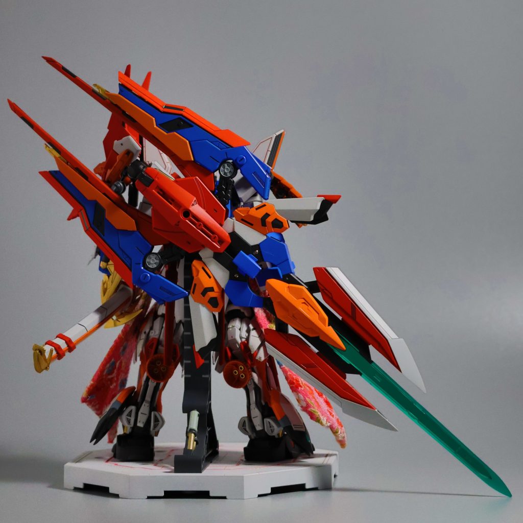 解放大剣を背中に装備した状態ですが、大剣はこんな感じに開きます。なんか戦闘機みたいにぶっとんでいきそうなシルエットですねw