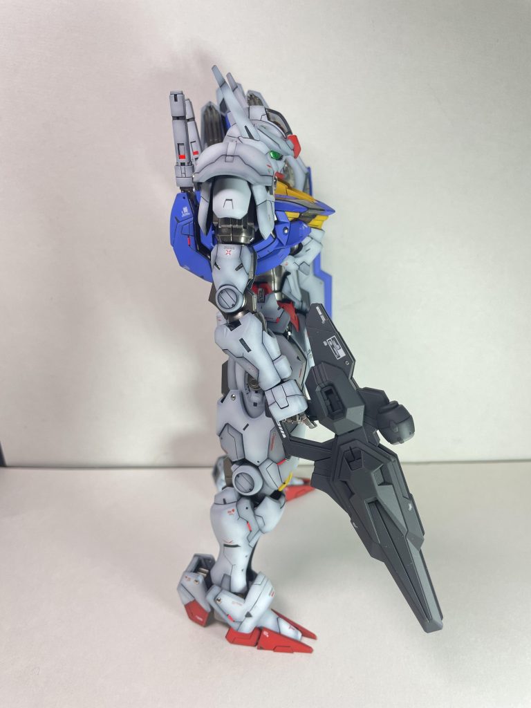 サイド肩のエスカッシャンを取り付ける穴は2mm角棒で埋めれるように加工スジ彫りの場所も大体合わせてますのでただ埋まってるだけってよりはちゃんとパーツですよ感がでてます